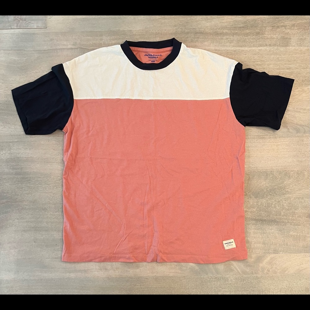 Jack & Jones
Men’s Rosette color block, box-fit t-shirt
M